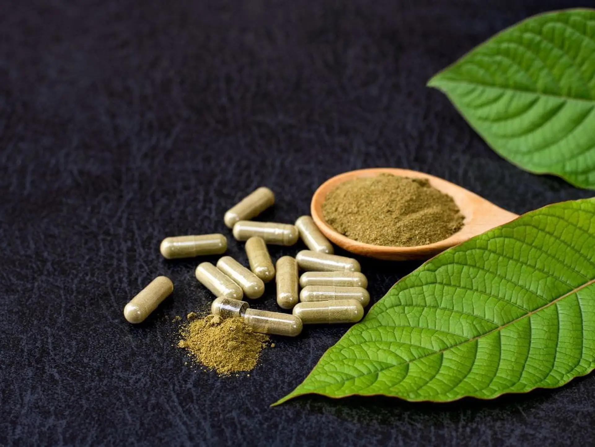 kratom and leaves
